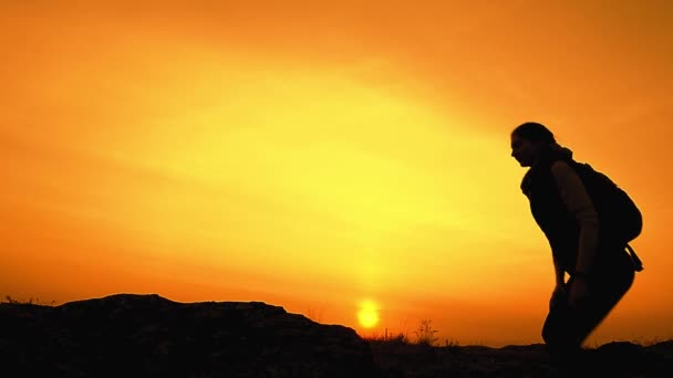 Jeunes voyageurs heureux Randonnée pédestre avec sacs à dos sur la piste rocheuse au coucher du soleil d'été. Voyage en famille et concept d'aventure. — Video