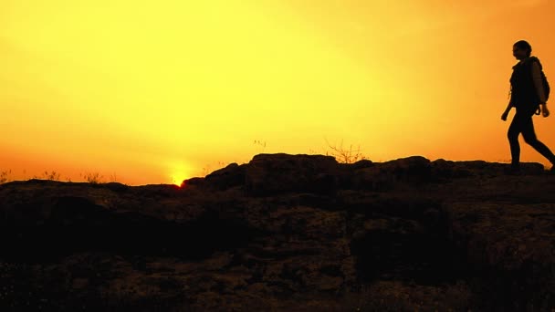 Jeunes voyageurs heureux Randonnée pédestre avec sacs à dos sur la piste rocheuse au coucher du soleil d'été. Voyage en famille et concept d'aventure. — Video