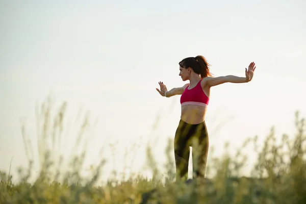 Kadın açık germe yapıyor. Yaz akşamı egzersiz ısınma. Spor ve sağlıklı aktif Lifesyle Concept. — Stok fotoğraf