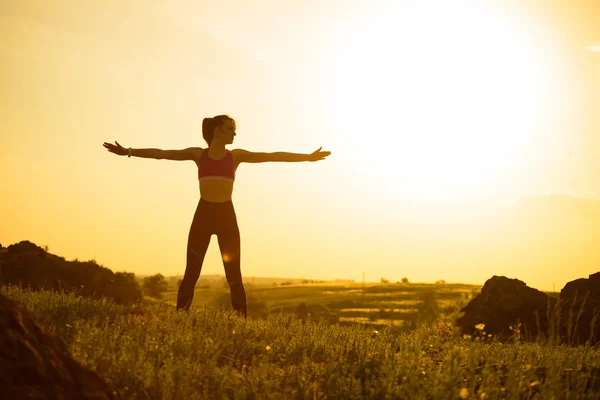 Kadın açık germe yapıyor. Gün batımı karşı egzersiz ısınma. Spor ve sağlıklı aktif Lifesyle Concept. — Stok fotoğraf