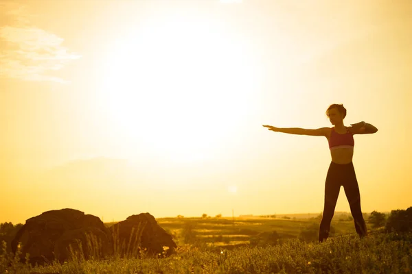 Kadın açık germe yapıyor. Gün batımı karşı egzersiz ısınma. Spor ve sağlıklı aktif Lifesyle Concept. — Stok fotoğraf