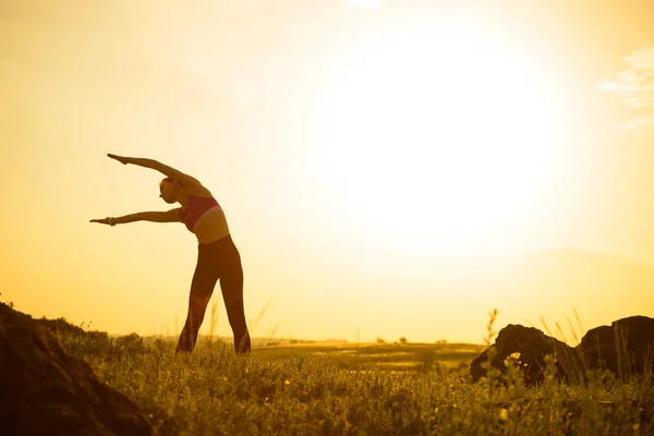 Kadın açık germe yapıyor. Gün batımı karşı egzersiz ısınma. Spor ve sağlıklı aktif Lifesyle Concept. — Stok fotoğraf