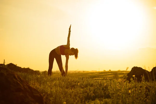 Kobieta robi Stretching odkryty. Rozgrzewka ćwiczenia przeciw zachodom słońca. Sport i zdrowy aktywny Lifesyle Concept. — Zdjęcie stockowe