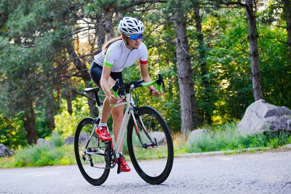 Joven Ciclista Montando Bicicleta Carretera Camino Libre Bosque Día Caliente — Foto de Stock