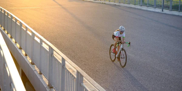 Jovem Mulher Ciclista Equitação Estrada Bicicleta Ponte Cidade Pôr Sol — Fotografia de Stock