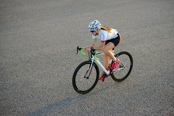 Giovane Ciclista Ciclista Strada Bicicletta Sulla Strada Libera Città Tramonto — Foto Stock