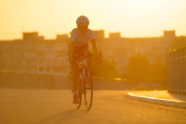 Молодая Женщина Велосипедистка Езда Шоссе Велосипед Свободной Улице Городе Горячем — стоковое фото
