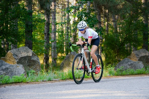 Giovane Ciclista Ciclista Strada Bicicletta Strada Libera Nella Foresta — Foto Stock