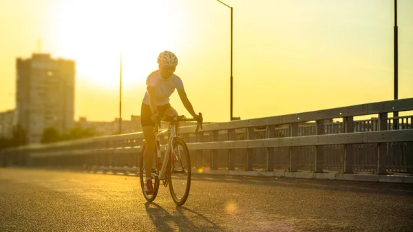 Jovem Mulher Ciclista Equitação Estrada Bicicleta Ponte — Fotografia de Stock