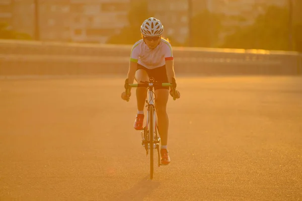 Молодая Женщина Велосипед Езда Велосипеде Бесплатной Дороге Солнечном Свете — стоковое фото
