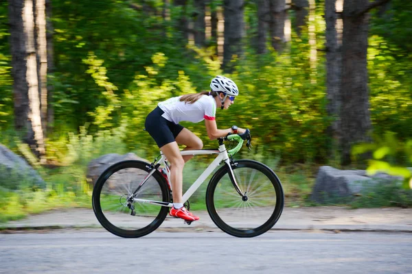 Jovem Mulher Ciclista Equitação Estrada Bicicleta Estrada Livre Floresta — Fotografia de Stock