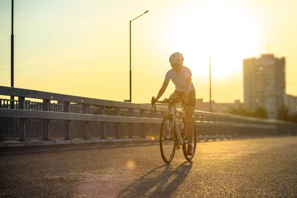 Νέα Γυναίκα Ποδηλάτης Ιππασίας Road Ποδήλατο Στη Γέφυρα — Φωτογραφία Αρχείου