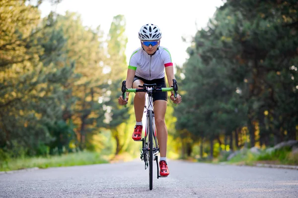 Jovem Mulher Ciclista Equitação Estrada Bicicleta Estrada Livre Floresta Dia — Fotografia de Stock