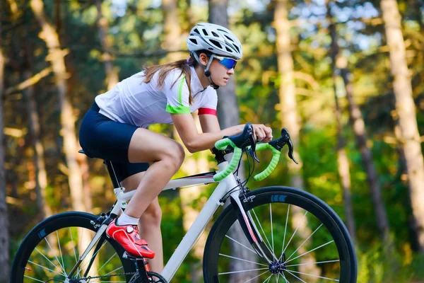 Молодая Женщина Велосипедистка Едет Велосипеде Свободной Дороге Лесу Жаркий Летний — стоковое фото
