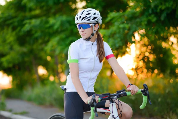 Портрет Молодої Жінки Велосипедиста Який Відпочиває Шосейним Велосипедом Заході Сонця — стокове фото