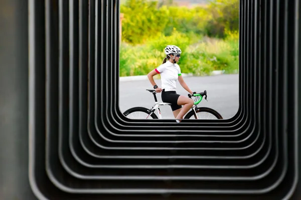 Молодая Женщина Велосипедистка Отдыхает Дорожном Велосипеде Возле Городских Построек Городе — стоковое фото