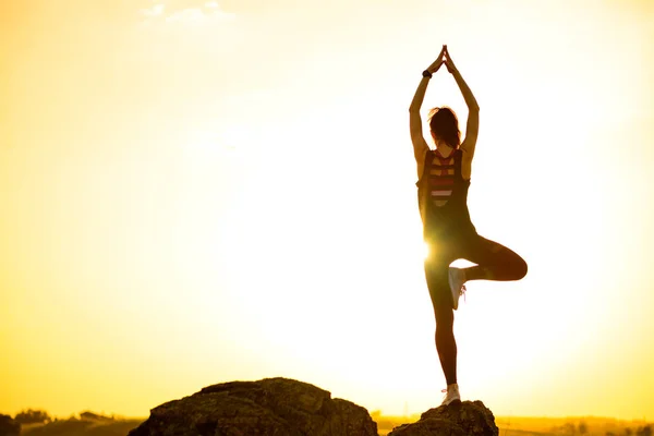 年轻女子做瑜伽户外 热身运动对炎热美丽的夏季日落 运动与健康活跃生活理念 — 图库照片
