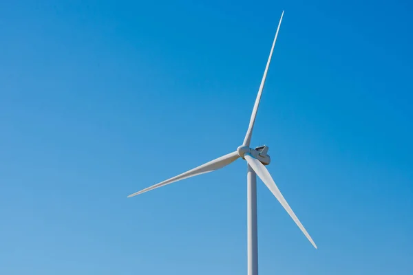 Wiatr Generator turbiny na błękitne niebo bacground. Koncepcja zielonej energii odnawialnej. — Zdjęcie stockowe