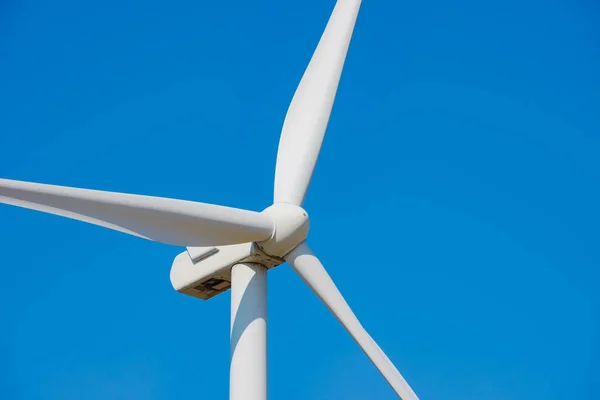 Ветрогенераторная турбина на базе "Голубое небо". Концепция зеленых возобновляемых источников энергии . — стоковое фото