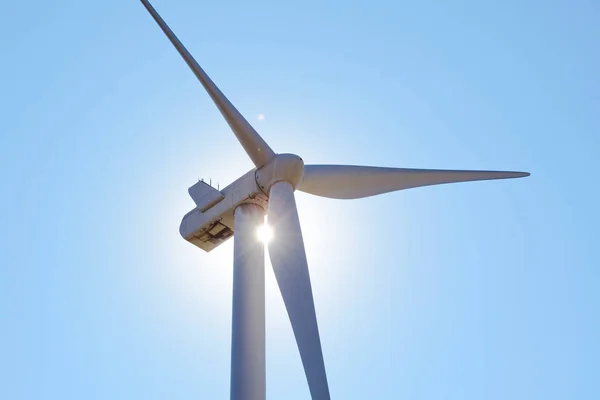 Turbina generatoare de vânt în lumina soarelui strălucitor pe Bacground Blue Sky. Green Renewable Energy Concept . — Fotografie, imagine de stoc