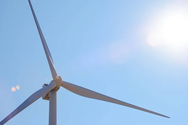 Turbina generatore eolico in luce solare brillante sul Blue Sky Bacground. Concetto di energia rinnovabile verde . — Foto Stock