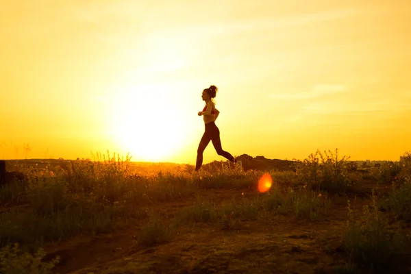 Sıcak yaz günbatımı dağ Trail üzerinde çalışan genç güzel kadın. Spor ve aktif yaşam tarzı. — Stok fotoğraf