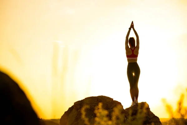 Mujer haciendo estiramiento al aire libre. Calienta el ejercicio contra la puesta del sol. Deporte y saludable activo Lifesyle Concept . —  Fotos de Stock