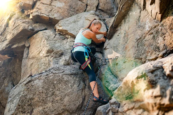 Gyönyörű nő hegymászás a szikla a hegyekben. Kalandtúra és extrém sportok koncepció — Stock Fotó