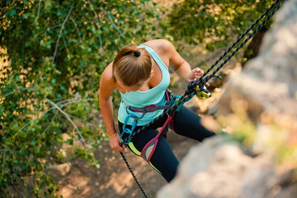 Hermosa mujer escalando en la roca en las montañas. Aventura y concepto de deporte extremo —  Fotos de Stock