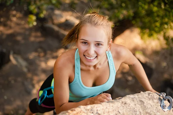 Женщина, скачущая по скале в горах. Концепция экстремального спорта — стоковое фото