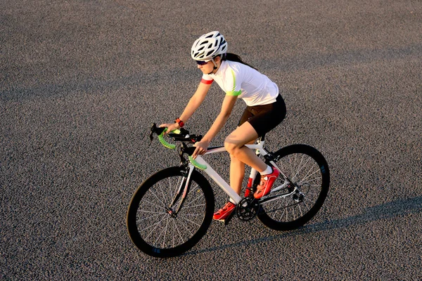 Young Woman Riding Road Bicicleta na Free Street, na cidade ao pôr do sol. Estilo de vida saudável e conceito de esporte . — Fotografia de Stock