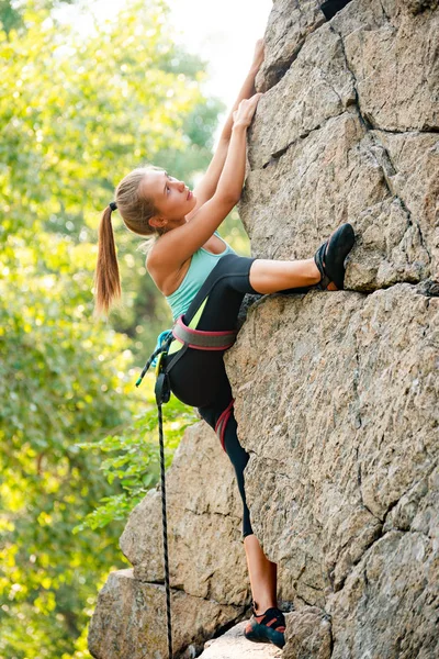 Hermosa mujer escalando en la roca en las montañas. Aventura y concepto de deporte extremo —  Fotos de Stock