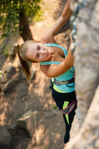 Bella donna che si arrampica sulla roccia in montagna. Avventura e sport estremi Concetto — Foto Stock