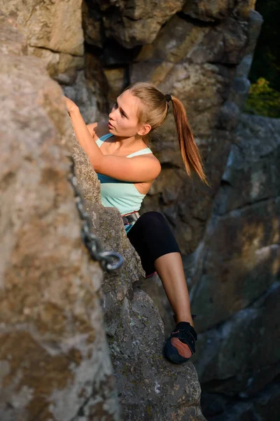 Όμορφη γυναίκα σκαρφαλώνει στον βράχο στα βουνά. Περιπέτεια και ακραία Sport concept — Φωτογραφία Αρχείου
