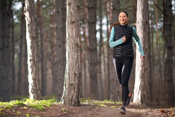 Kadın Koşucu Ormandaki Patikada Koşuyor Spor Aktif Yaşam Tarzı Konsepti — Stok fotoğraf
