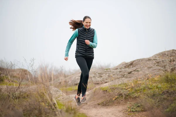 Happy Woman Running Mountain Trail Evening Conceito Esporte Estilo Vida — Fotografia de Stock