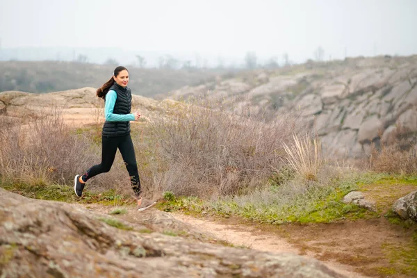 Ευτυχισμένη Γυναίκα Τρέχει Στο Μονοπάτι Του Βουνού Βράδυ Αθλητισμός Και — Φωτογραφία Αρχείου