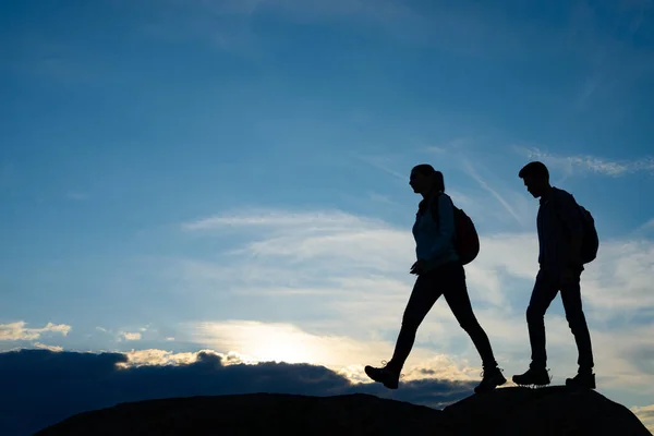 Junge Glückliche Wanderer wandern mit Rucksäcken auf dem Rocky Trail bei Sonnenuntergang im Sommer. Familienreise- und Abenteuerkonzept. — Stockfoto