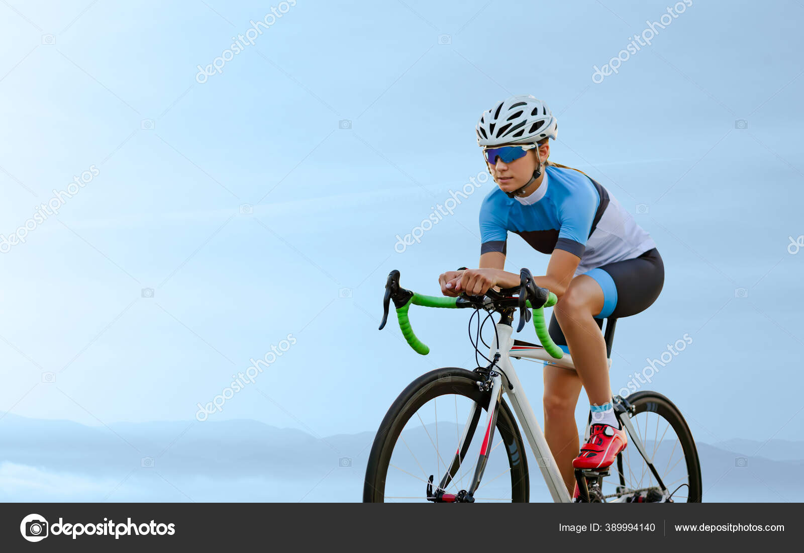 Joven ciclista montando bicicleta de carretera en las hermosas