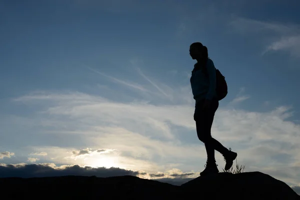 Jovem Viajante Caminhadas com mochila na bela trilha rochosa no pôr do sol de verão. Conceito de viagem e aventura . — Fotografia de Stock