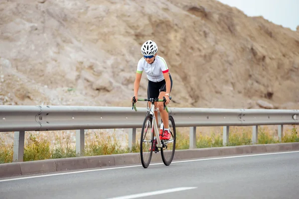 Jovem mulher ciclista andar de bicicleta na estrada da montanha. Aventura, Estilo de vida saudável, Esporte — Fotografia de Stock