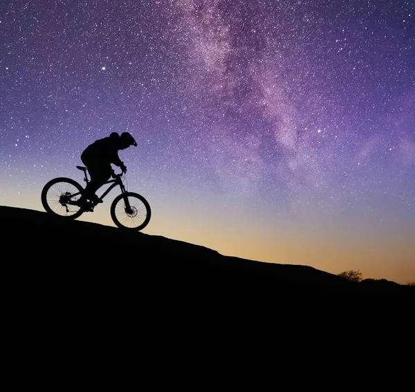 Ciclista Andar de Bicicleta no Rock Under the Night Sky. Estilo de vida desportivo e conceito de aventura. — Fotografia de Stock