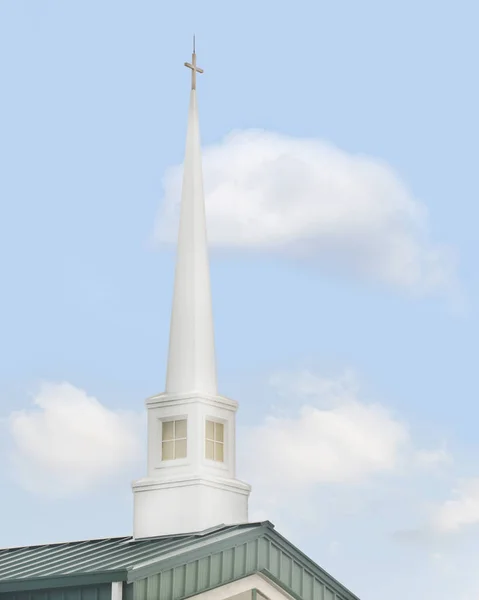 Iglesia Campanario Contra Cielo Azul —  Fotos de Stock