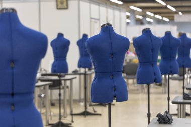 nterior hazır giyim fabrika Mağazası. Atelier birkaç dikiş makineleri ile yapma kapatır.