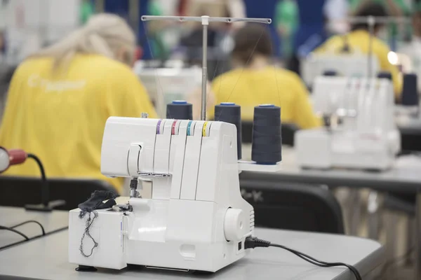 Professionell Overlock Symaskin Med Svart Tråd Verkstad — Stockfoto