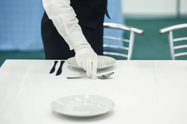 Mensen Die Tafel Dekken Voor Het Diner Een Bruiloft Geselecteerde — Stockfoto