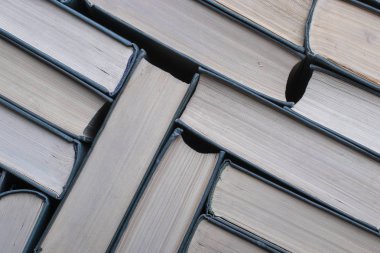 Okula dönelim. Uzayı metin için kopyala. Kütüphanede bir sürü kitap var. Bilgi, Bilim.