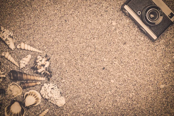 Retro Fotokamera Mit Muscheln Auf Sand — Stockfoto