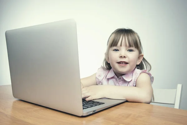 Κοριτσάκι Φορητό Υπολογιστή — Φωτογραφία Αρχείου