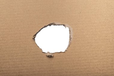 Beyaz izole kahverengi karton delik yırtık